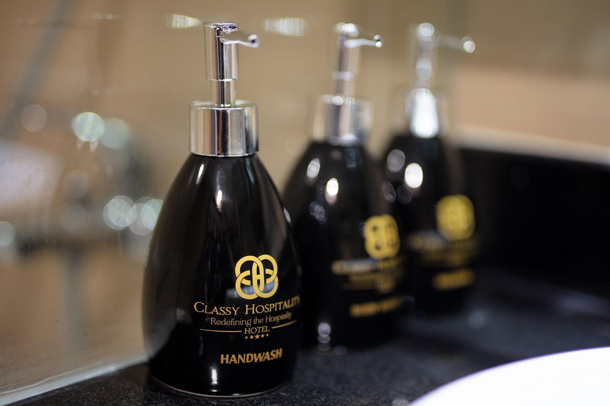 Classy Holiday Hotel & Spa Hanoi Bagian luar foto